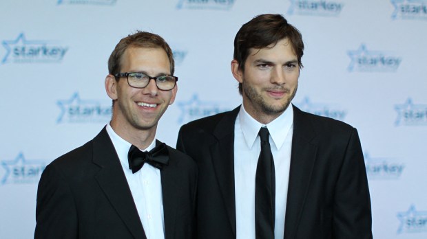 Aktor Ashton Kutcher i jego brat Michael Kutcher