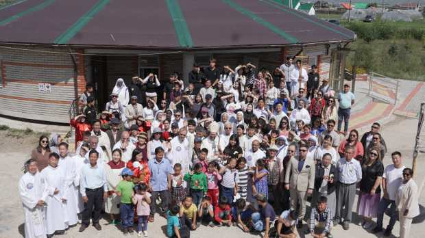 Tłum wiernych z Mongolii przed kościołem