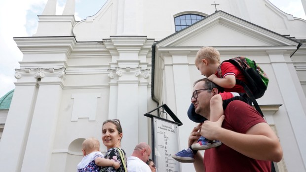 Przechodnie obok kościoła dominikanów w Warszawie