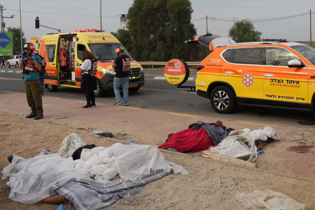 Ciała cywilów zabitych przez bojowników Hamasu w mieści Sderot na południu Izraela
