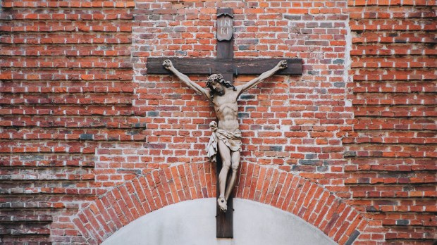Krucyfiks na ścianie kościoła