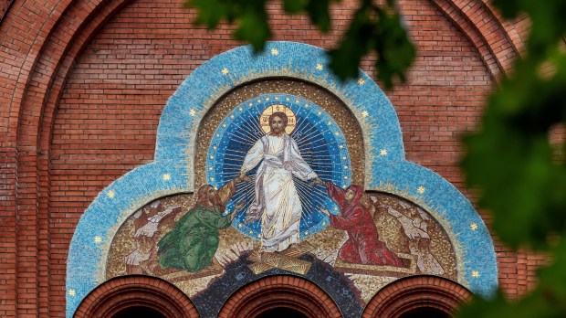 Mozaika na ścianie kościoła - Jezus Chrystus wyciąga z świętych z grobów