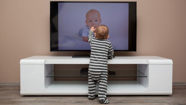 Niemowlę przed telewizorem a zaburzenia rozwoju