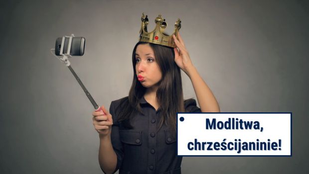 Kobieta w koronie robi sobie selfie