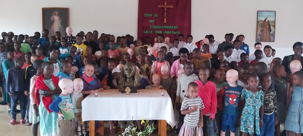 Kids at the altar, smiling