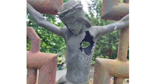 Przestrzelony krucyfiks - pamiątka powstania warszawskiego
